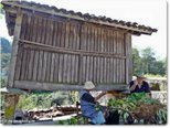  Dorfbewohner am Maisspeicher