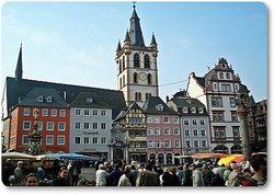 Hauptmarkt Trier mit der Kirche St. Gangolf und dem Marktkreuz